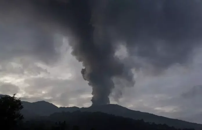 Indonesia Evacuates Hundreds Near Erupting Volcano (1)